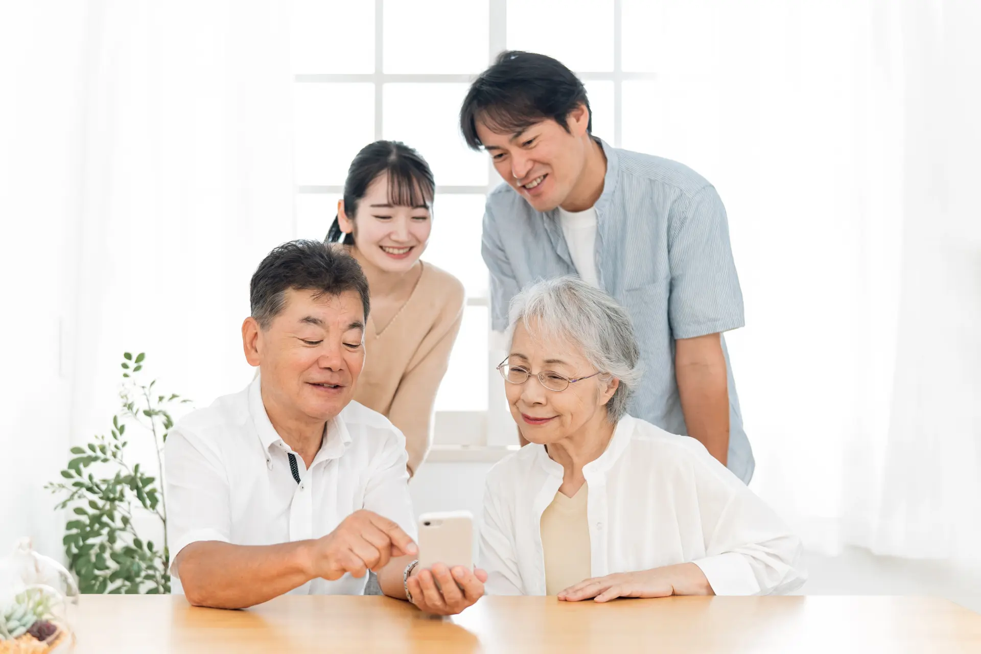家族がテーブルを囲み、にこやかに話し合っている様子